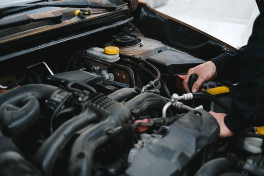 Technik servisu Klimafix pri práci