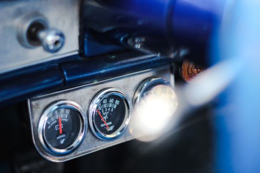 Manometer na plniacej stanici klimatizácie
